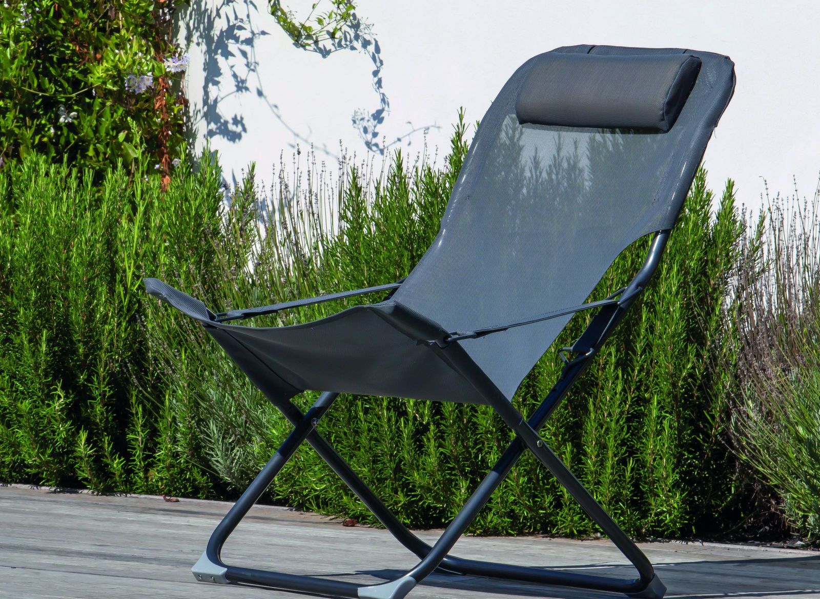 Chaise Longue De Jardin Réglable – Dossier Inclinable Jusqu’à 160°, Table Latérale, Coussin épais, Structure Aluminium Et Rotin PE, Max 200 Kg
